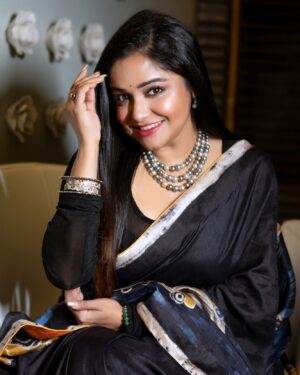Sayantani Guhathakurta Instagram - তোমার চোখের আদিম নিলাম …..🖤
Swipe left ◀️

Saree - @santanuguhathakurta 
P.c - @anjandhauriphotography 
Jewellery - @style_addict_jewellery 

#sareove #designersarees #kolkatanama #bengalibeauty