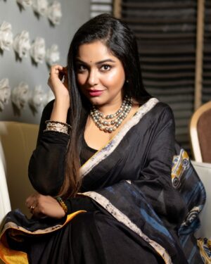 Sayantani Guhathakurta Instagram - তোমার চোখের আদিম নিলাম …..🖤
Swipe left ◀️

Saree - @santanuguhathakurta 
P.c - @anjandhauriphotography 
Jewellery - @style_addict_jewellery 

#sareove #designersarees #kolkatanama #bengalibeauty