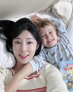 Sayuri Fujita Instagram - 유명하지않은 사람을 일반인이라고 표현하지만 모든 사람이 누군가의 특별한 사람이다. 일반인은 이세상에 한명도 없다. 

People who are not famous are called ordinary people. but each person is special. No one in this world is ordinary.

有名ではない人を一般人だと表現するけれど、全ての人は誰かの特別な存在だ。この世の中で一般人はひとりもいない。