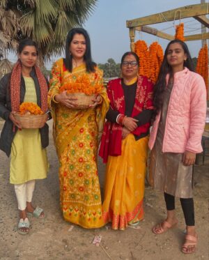 Seema Singh Instagram - ॐ नमो भगवते वशुदेवाय नमः 😇
विष्णु जी के दर्शन से नए साल की शुरुवात 🛕 🙏😇
#happynewyear2025 
.
.
.
.
#photooftheday #newyear #newday #trending #vishnudham #samas #barbigha #pics #family #bihar