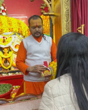Seema Singh Instagram - जय श्री राम 🙏😇
महावीर मंदिर पटना 📍
.
.
.
.
.
.
#jaishreeram #saturday #patna #photooftheday #trending  #jaibajrangbali #jaihanuman #blessed