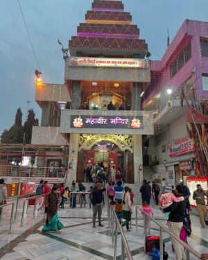 Seema Singh Instagram - जय श्री राम 🙏😇
महावीर मंदिर पटना 📍
.
.
.
.
.
.
#jaishreeram #saturday #patna #photooftheday #trending  #jaibajrangbali #jaihanuman #blessed