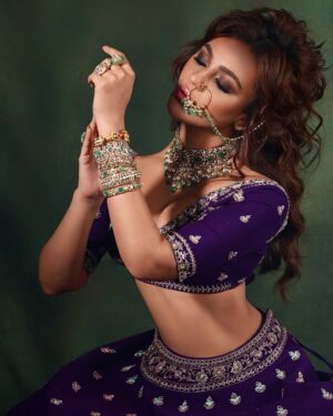 Seerat Kapoor Instagram - Queens don’t compete, they empower 👑⭐️

Wearing: @swathiveldandi_official 
Jewellery: @mangatraineeraj 
Styled by: @officialanahita
Makeup: @makeupbykamaljeet 
Hair: @mold_by_akhil 
Style team: @pranathivarma.k 
Pic: @pranav.foto 
Asst: @varmaa.28
