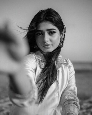 Sehar Khan Instagram - After stepping into the world of back-to-back shoots, I realized the TRUE meaning of comfortable clothing, honestly!
Am Always on the lookout for trendy yet comfy outfits that make it easy for me to juggle between scenes and the million things I carry along with me 😂❤️

That’s why I’m in LOVE with @official.alkaram ‘s beautiful cascade collection, giving me endless possibilities to style my outfits without compromising on comfort! 😍

@official.alkaram 
@nabila_salon 
📸: @taahaasghar 

#AlkaramCascadeCollection #comfortisthenewbold