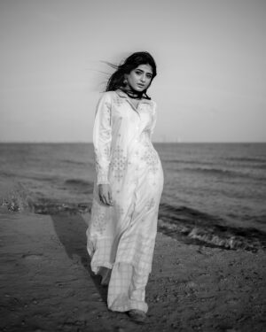 Sehar Khan Instagram - After stepping into the world of back-to-back shoots, I realized the TRUE meaning of comfortable clothing, honestly!
Am Always on the lookout for trendy yet comfy outfits that make it easy for me to juggle between scenes and the million things I carry along with me 😂❤️

That’s why I’m in LOVE with @official.alkaram ‘s beautiful cascade collection, giving me endless possibilities to style my outfits without compromising on comfort! 😍

@official.alkaram 
@nabila_salon 
📸: @taahaasghar 

#AlkaramCascadeCollection #comfortisthenewbold