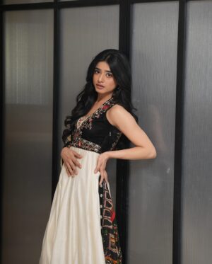 Sehar Khan Instagram - connecting the dots…
,

@saniamaskatiya @sarasalonandspa_ 
📸: @shakir.ali.khan