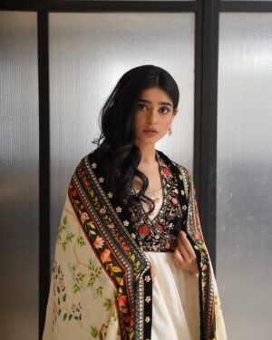Sehar Khan Instagram - connecting the dots…
,

@saniamaskatiya @sarasalonandspa_ 
📸: @shakir.ali.khan