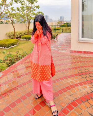 Sehar Khan Instagram - hey hey hey❤️ Thank you for all the love you’ve been sending for Jafa! 🥰 It makes my heart so full seeing how much you’re enjoying the story. I know I haven’t been posting much but I’m always reading your sweet messages – you guys are amazing🙏🥹

Don’t forget to watch today’s episode it’s going to be intense! And the journey isn’t over yet 😊 there’s so much more to come. Love you all! 💕 #Jafa #Thankful #8pm #humtv

Sharing BTS moments for now – one where I actually fell (oops 🙈) and another climbing a mountain. There’s plenty more but let’s save those for later. 😉

shoes: @blackbeiger
dress: @meeralofficial