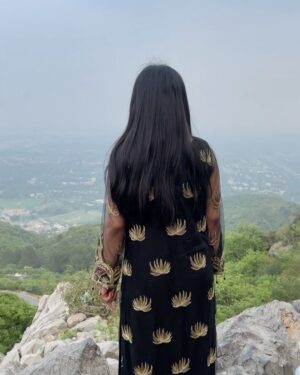 Sehar Khan Instagram - hey hey hey❤️ Thank you for all the love you’ve been sending for Jafa! 🥰 It makes my heart so full seeing how much you’re enjoying the story. I know I haven’t been posting much but I’m always reading your sweet messages – you guys are amazing🙏🥹

Don’t forget to watch today’s episode it’s going to be intense! And the journey isn’t over yet 😊 there’s so much more to come. Love you all! 💕 #Jafa #Thankful #8pm #humtv

Sharing BTS moments for now – one where I actually fell (oops 🙈) and another climbing a mountain. There’s plenty more but let’s save those for later. 😉

shoes: @blackbeiger
dress: @meeralofficial