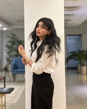 Sehar Khan Instagram - Taking life with a pinch of chill and a dash of humor! 🌶️ If it's too spicy, grab some ice cream! 🍦 #SpiceOfLife #ChillMode

makeup: @nabila_salon