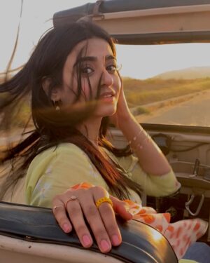 Sehar Khan Instagram - Work becomes more fun & easy when you got such amazing co-actors who turn into your second family..💜
This day we all left for the beach at midnight & even though it gave me anxiety with no sleep & busy schedule but it turned out to be one of the best days of our whole shoot schedule. We all became friends. We shared laughter, tears, food & happiness. This fairytale is not just about Farjaad & Umeed but all of us, we found each other for the rest of our lives! 
Also, this OST is my jam for life. I’m gonna listen to it all the time 🤪💕

CHAND RAAT MUBARAK❤️

@azyteam @aenaakhan @hamzasohail_96