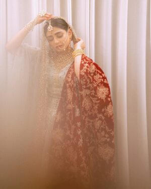 Sehar Khan Instagram - It's not the goodbyes that hurt, it's the flashbacks that follow

See you tonight at 8
#jafaday 
@humtvpakistanofficial 

Outfit: @sairarizwan_official 
Jewllery: @jewelexjewelry 
Styling: @rida_aurangzaib
📸: @inshalakram_
makeup: @haris_rajpoot_mua