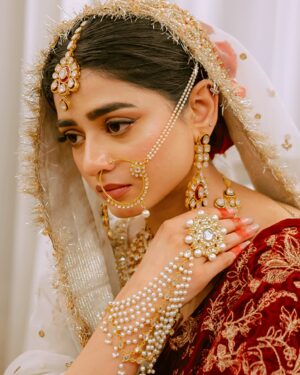 Sehar Khan Instagram - It's not the goodbyes that hurt, it's the flashbacks that follow

See you tonight at 8
#jafaday 
@humtvpakistanofficial 

Outfit: @sairarizwan_official 
Jewllery: @jewelexjewelry 
Styling: @rida_aurangzaib
📸: @inshalakram_
makeup: @haris_rajpoot_mua