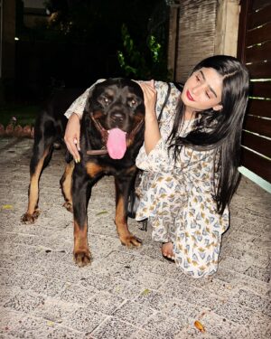 Sehar Khan Instagram - Random photo dump from my phone because Jackie and Carlo are too cute to stay hidden 🐾❤️

And yes i’m up early🙃blame the early call time🤷🏻‍♀️
GOOD MORNING