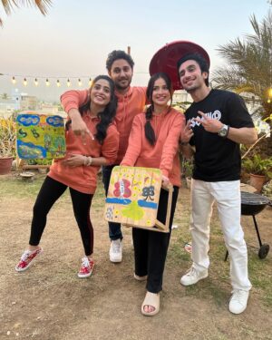 Sehar Khan Instagram - Work becomes more fun & easy when you got such amazing co-actors who turn into your second family..💜
This day we all left for the beach at midnight & even though it gave me anxiety with no sleep & busy schedule but it turned out to be one of the best days of our whole shoot schedule. We all became friends. We shared laughter, tears, food & happiness. This fairytale is not just about Farjaad & Umeed but all of us, we found each other for the rest of our lives! 
Also, this OST is my jam for life. I’m gonna listen to it all the time 🤪💕

CHAND RAAT MUBARAK❤️

@azyteam @aenaakhan @hamzasohail_96