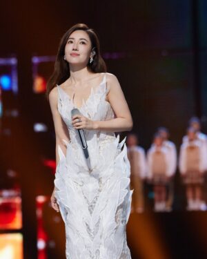 Selena Lee Instagram - #聲生不息 
很奇妙的一次經驗。 今日有得睇喇。❣️

Life really is full of surprises.  Feeling blessed to be on a show surrounded by top notch singers.  Thank you 

Wardrobe: @kevyiuofficial @cigalong_official 
#李施嬅 #selenalee #共同渡過 #張國榮 #感謝
