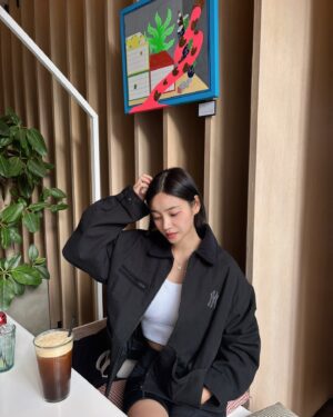 Seo Yu-na Instagram - #협찬 
갑자기 추워진 날씨에 요즘 나의 운동룩 아우터 #MLB워크자켓 🤎
안에 얇은 패딩감이 내장되있어서 겨울까지 
#데일리아이템 장착 ✨🪽
@mlbkorea @mlbcrew_kr 

#MLBKOREA #MLBCREW 
#MLB워크자켓 #워크자켓