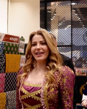 Sera Tokdemir Instagram - Oyuncu Sera Tokdemir, Pakistan’da marka yüzü olduğu Bioxcin ve Nutraxis’in tanıtımı için ülkeye gitti. Çekimler sonrası Emporium Mall’da halkın ilgisiyle karşılaşan Tokdemir, Fiza Ali’nin programına katıldı. Yayın sırasında Celine Dion’dan söylediği ‘My Heart Will Go On’ şarkısıyla büyük alkış aldı. Pakistanlı bürokratların da katıldığı törende Serra Tokdemir’e, B’iota Laboratuvarları Yönetim Kurulu Başkanı Cihat Dündar bir teşekkür plaketi verdi. #reklam @tokdemirsera @bioxcinturkiye @nutraxin_turkiye @cihat.dundar.cd