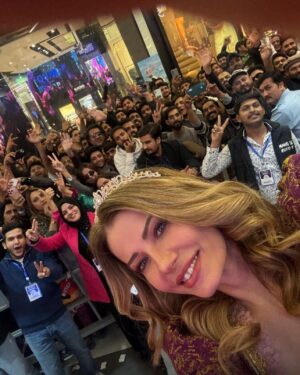 Sera Tokdemir Instagram - Oyuncu Sera Tokdemir, Pakistan’da marka yüzü olduğu Bioxcin ve Nutraxis’in tanıtımı için ülkeye gitti. Çekimler sonrası Emporium Mall’da halkın ilgisiyle karşılaşan Tokdemir, Fiza Ali’nin programına katıldı. Yayın sırasında Celine Dion’dan söylediği ‘My Heart Will Go On’ şarkısıyla büyük alkış aldı. Pakistanlı bürokratların da katıldığı törende Serra Tokdemir’e, B’iota Laboratuvarları Yönetim Kurulu Başkanı Cihat Dündar bir teşekkür plaketi verdi. #reklam @tokdemirsera @bioxcinturkiye @nutraxin_turkiye @cihat.dundar.cd