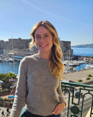 Serena Autieri Instagram - Basta na jurnata 'e sole,
Basti tu Napoli🩵