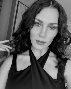 Serenay Aktaş Instagram - Burdayım be, burdayım.
(ev taşıma telaşındayım) 🐒