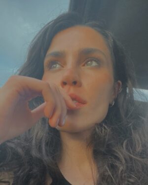 Serenay Aktaş Instagram - Burdayım be, burdayım.
(ev taşıma telaşındayım) 🐒