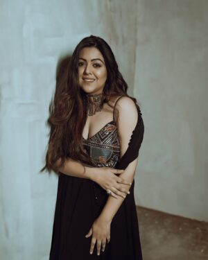 Shafaq Naaz Instagram - My vibe right now? 
Somewhere between ‘I got this’ and ‘what the hell is going on? 
.
.
Wearing @the_klothing.yard
