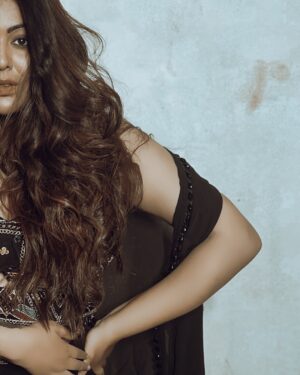 Shafaq Naaz Instagram - My vibe right now? 
Somewhere between ‘I got this’ and ‘what the hell is going on? 
.
.
Wearing @the_klothing.yard