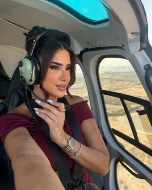 Shahad Al Khattab Instagram - من اجمل التجارب اللي ممكن تعيشوها بدبي 🥰 جولة بالهيليكوبتر فوق المدينه تخليكم تشوفوها بمنظور مختلف تماما 🥰 انصحكم تجربوها سواء كنتو سياح او مقيمين 

طبعا الشعر واللبس والمكياج ماله علاقه بالطياره ادري بس لان هذا كان جزء من تصوير برومو البرنامج 😂🤍

📍@helidubai