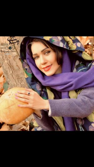 Shahrzad Kamalzadeh Instagram - یلدا می آید تا خوبی ها را به یاد ما بیاورد 
وگرنه  یک دقیقه  که به جایی بر نمیخورد 
یلدا رسم نیاکانمان  یعنی  آیین دورهم جمع شدن  و نزدیکی  دل‌ها  را به ما می آموزد ❤️

🍉پیشاپیش یلداتون مبارک🍉

 
.
.
.
.
.
.
.
.
.
.
.
.
.
.
#شهرزادکمالزاده #shahrzadkamalzadeh
#عشق#دوستی#یلدا#بازیگر
#هنرمند #هنر #آرتیست #artist #art
#دعا#محبت #فیلم#سینما #سریال 
#آرزوی_سلامتی #خوشبختی #یلدایی #شب_یلدا #خوبی#یلدا1403
@vahab_amani_photographer ❄️📸🍁روح پدرت شاد وهاب عزیز