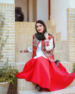 Shahrzad Kamalzadeh Instagram - از صدای گذر آب چنان میفهمم،
تندتر از آب روان،
عمرگران میگذرد،
زندگی را نفسی ارزش غم خوردن نیست،
آرزویم اینست،
آنقدر سیر بخندی که،
ندانی غم چیست،

  #سهراب_سپهری 
.
.
.
.
.
.
.
.
.
.
.
.
.
#شهرزادکمالزاده #shahrzadkamalzadeh
#عشق#کاشان#دوستی#صلح#بازیگر#کارگردان#فیلمساز#تهیه_کننده
#هنرمند #هنر #آرتیست #artist #art
#دعا#محبت #فیلم#سینما #سریال 
#آرزوی_سلامتی #خوشبختی #صلح #نیکی #خوبی