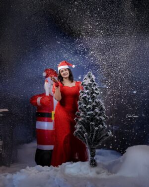 Shalu Menon Instagram - “Have yourself a merry little Christmas. Let your heart be light.” Merry christmas to you all ❤️❤️❤️❤️

#insta #christmas #merrychristmas #xmas #santa #model #happy #modelshoot #theme #positivevibes #joyful #trending #trendingnow #photography #actress 

📸 @sachinchandraphotography 
💄 @zayanas_makeover