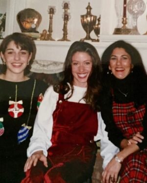 Shannon Elizabeth Instagram - Had the best time with my cousin @susan.f.rossi.1 in Kentucky before & after Lexington Scarefest! Swipe left to see a throwback of us at Christmas many moons ago with my cousin @jennfadal. Where does time go?! Now on my long trek back to Cape Town to @conservationguy, & we have a new little family member I must introduce on here. Watch for the next post! 

#travel #work #family #noplacelikehome