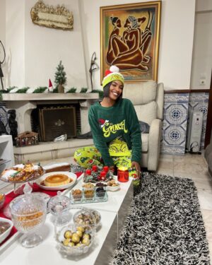 Sharam Diniz Instagram - Aprendemos com o Grinch que o   
importante no Natal é o amor e a bondade.🤪🫂
Festas felizes família.🎄❤️✨