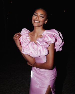 Sharam Diniz Instagram - Grateful for everything that 
Forced me to love 
Myself more. 🩷

@leandrophgomes 📷
@associacaosaracarreira 💞

#GalaDosSonhos