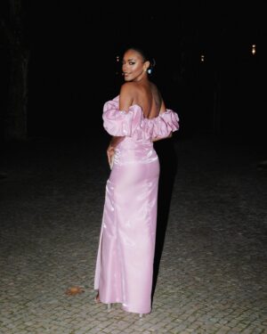 Sharam Diniz Instagram - Grateful for everything that 
Forced me to love 
Myself more. 🩷

@leandrophgomes 📷
@associacaosaracarreira 💞

#GalaDosSonhos