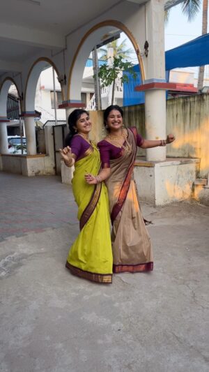 Sharanya Turadi Instagram - Sisters who dress up together dance together! @sharanyaturadi_official ❤️
Raji and Mayil ✨

Sarees from @ashas_womens_collection 
Blouses designed by @studio_sushma 
Jewels @rajifancy 

#ps2 #vijaytelevision #raji #thangamayil #dance