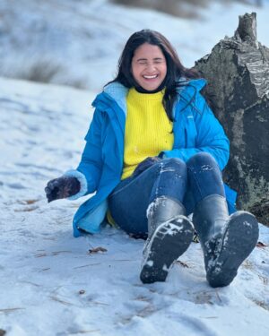 Sharanya Turadi Instagram - Gulu Gulu ☃️😻

So Kashmir it is, this holiday season.☃️

My actual plan and dream destination was to travel to north eastern parts of India but Kashmir just happened spontaneously. Booked the flights right away and went without a plan. 

I’ve thoroughly explored the snow capped Himachal Pradesh and the places around before but Kashmir is totally a different vibe. Konjam bayam was there throughout the trip but the beauty of the place was all worth it. 🤌❤️

As a Tamil ponnu who belongs to the 90s era, I couldn’t stop ‘Roja’ movie playing in my mind throughout the travel 😝

Coming back to home and going through my gallery, I’m only left to wonder, what a wonderful country India is la? 🥹
And Kashmir is truly a treasure! 💎

This country has got everything, magnificent forts, rustling rivers, mind blowing mountains, tropical forests and what not? 

We are blessed with everything ✨
 If there’s one advice I could offer, that would be
Kanmanies travel more. Rest of the things in life can wait ⌛️

#gratitude #kashmir #travelgram