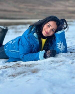 Sharanya Turadi Instagram - Gulu Gulu ☃️😻

So Kashmir it is, this holiday season.☃️

My actual plan and dream destination was to travel to north eastern parts of India but Kashmir just happened spontaneously. Booked the flights right away and went without a plan. 

I’ve thoroughly explored the snow capped Himachal Pradesh and the places around before but Kashmir is totally a different vibe. Konjam bayam was there throughout the trip but the beauty of the place was all worth it. 🤌❤️

As a Tamil ponnu who belongs to the 90s era, I couldn’t stop ‘Roja’ movie playing in my mind throughout the travel 😝

Coming back to home and going through my gallery, I’m only left to wonder, what a wonderful country India is la? 🥹
And Kashmir is truly a treasure! 💎

This country has got everything, magnificent forts, rustling rivers, mind blowing mountains, tropical forests and what not? 

We are blessed with everything ✨
 If there’s one advice I could offer, that would be
Kanmanies travel more. Rest of the things in life can wait ⌛️

#gratitude #kashmir #travelgram