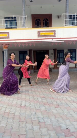 Sharanya Turadi Instagram - Pandian stores girls Dancing our way into 2025 💃💃💃💃

#pandianstores #newyear