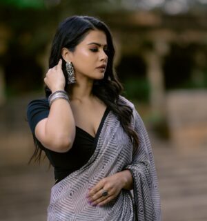 Sharmiela Mandre Instagram - ಸಜ್ನಿ ❤️ wearing my grandmothers sari today. Felt her presence & love 🧿