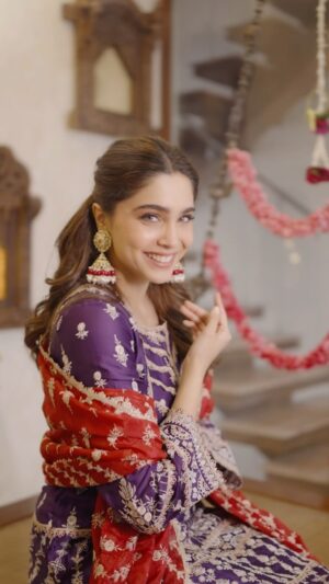 Sharvari Wagh Instagram - Aapke pyaare reels dekh kar mujhe bahut ‘Khusi’ hui.. 🫢 Achha chalo ‘Khusi’ ke badle ‘Khushi’ bol dungi toh Khus hokar dher saare reels banaayenge? 😉 Bolo #HaanKeHaan !?! ❤️
This one’s inspired by all your amazing reels. Sirf mama-masi ka hi fark hai! Thank you for showering soooo much love on my song! ✨