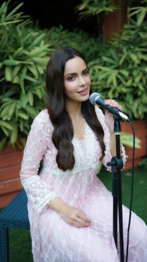 Shazahn Padamsee Instagram - Still can’t get over this song 🤍 my cover of #SajniRe 🎤🤍