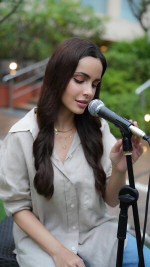Shazahn Padamsee Instagram - Love singing this song sm 🎤🩶 #PehleBhiMain