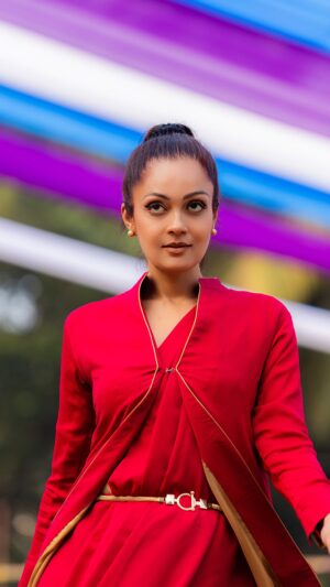 Sheena Chohan Instagram - Rocking red this Christmas, the color of love and the heart, ♥️ spent Christmas with the college fest @iitbombay.moodi youth-  brimming with the passion, ready to change the world through art.⚡️
Merry Christmas‼️
.
.

🎥 : @rajib.sarkar.creatives 
Saree : @swtantraofficial 
.

#réel #sheenachohan #chrismas #love #freespirit
