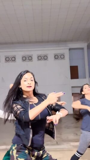 Sheetal Patra Instagram - Some moves on #morni 🦚 straight from the rehearsals for #naman2024 
Watch till the end to see the special entry @biddu_connect 😂
Always fun performing with the amazing dancers of  @sizzlers_danceacademy 🫶