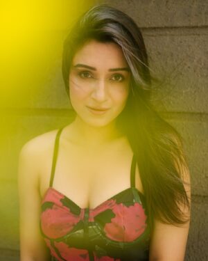 Shefali Bagga Instagram - One word for this pic👇💗 
📸 @_therahulsharmaa_ 
Wearing @luluandskyofficial 
#admiring #karanaujla #picoftheday #photooftheday #shefalibagga #admirinyou