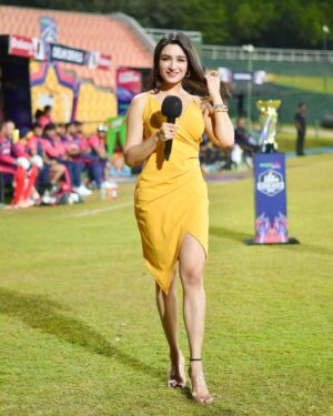 Shefali Bagga Instagram - Peela pehna hai toh deva deva batao kyu banta hai? 🎶 
.
.
.
.
.
#devadeva #csk #ipl #anchor #thala #thalaforareason #dhoni #lct #legends