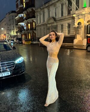 Shefali Bagga Instagram - Aise na dekho..dont look into my eyes ,aur zyada pyar ho jaega … 
Wearing @a.la.modebyakanksha 
#jaanam #london #badnewz