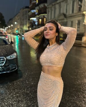 Shefali Bagga Instagram - Aise na dekho..dont look into my eyes ,aur zyada pyar ho jaega … 
Wearing @a.la.modebyakanksha 
#jaanam #london #badnewz